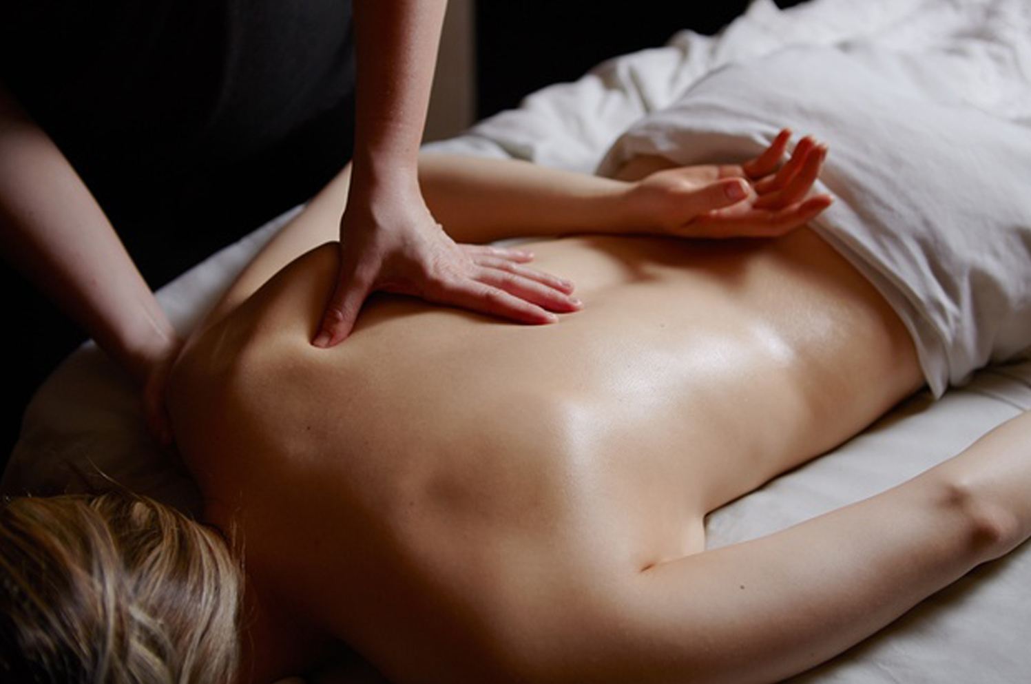 Therapist using slow, even gliding pressure on a guest's back — relaxation massage at Blue Bay SPA Winter Park