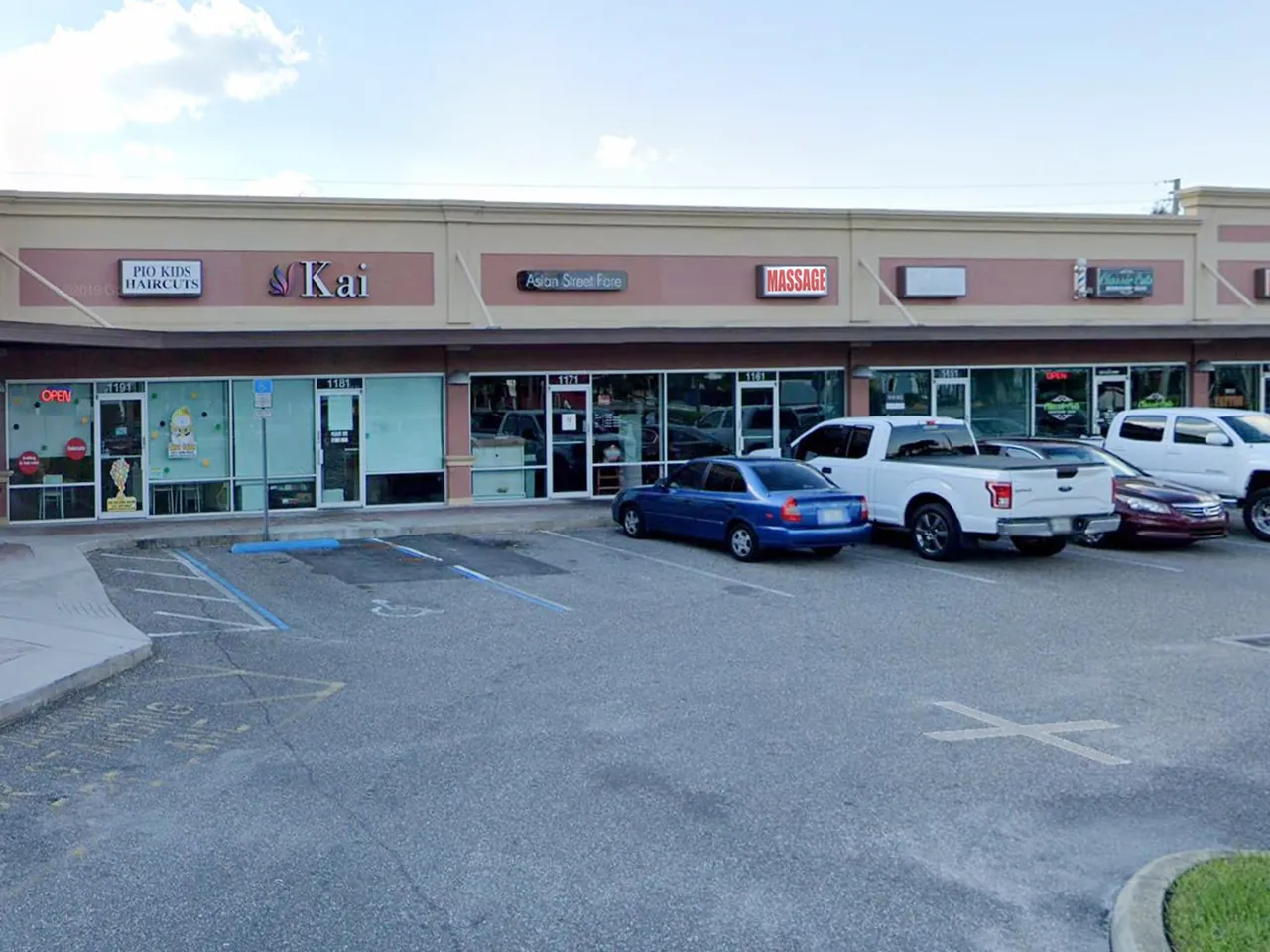 The 20-20 Supercenter plaza and parking lot at Blue Bay Massage Spa on State Road 436 in Winter Park, FL